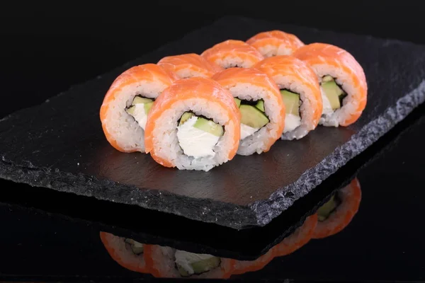 Łosoś Rolls Sushi Czarnym Tle — Zdjęcie stockowe