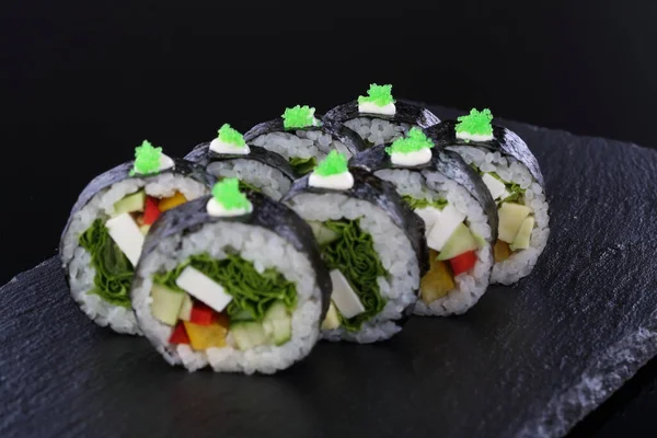 Rollo Verduras Con Queso Rollos Sushi Sobre Fondo Negro — Foto de Stock