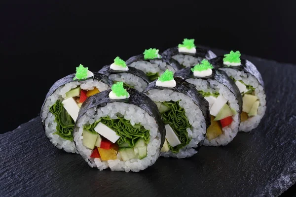 Rollo Verduras Con Queso Rollos Sushi Sobre Fondo Negro —  Fotos de Stock