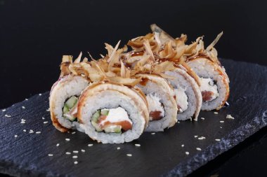 Siyah arka planda rulo ve suşi