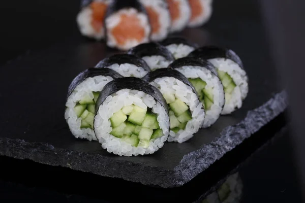 Rol Met Komkommer Rijst Sushi Rollen Zwarte Achtergrond — Stockfoto