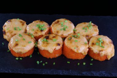 Fırında somonla yuvarlan. Fırında Philadelphia. Rulo ve suşi.