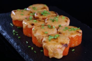 Fırında somonla yuvarlan. Fırında Philadelphia. Rulo ve suşi.