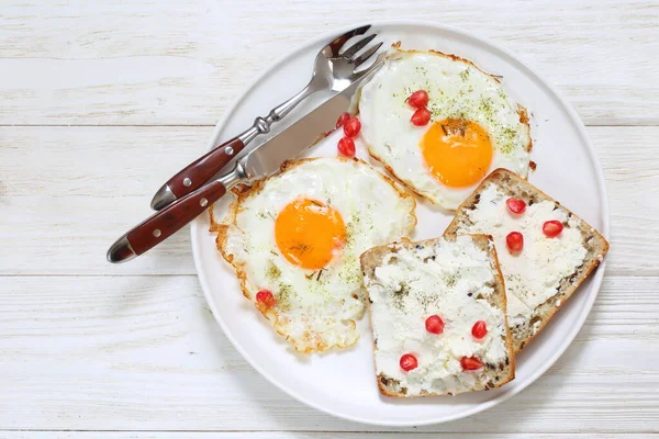 Rührei Mit Ricottasandwiches Auf Weißem Teller — Stockfoto