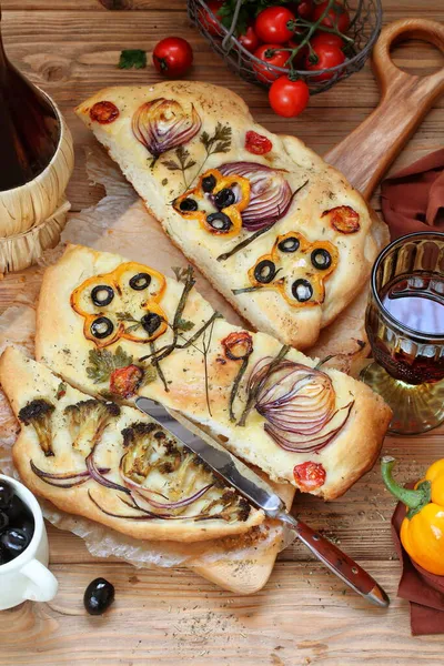 Focaccia Com Vinho Tinto Sobre Fundo Madeira — Fotografia de Stock