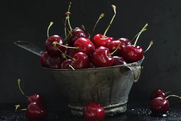 Cerezas Rojas Sobre Fondo Negro — Foto de Stock