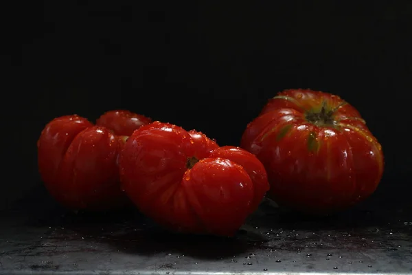 Tomates Rojos Sobre Fondo Negro — Foto de Stock