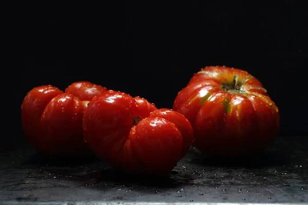 黒の背景に赤いトマト — ストック写真