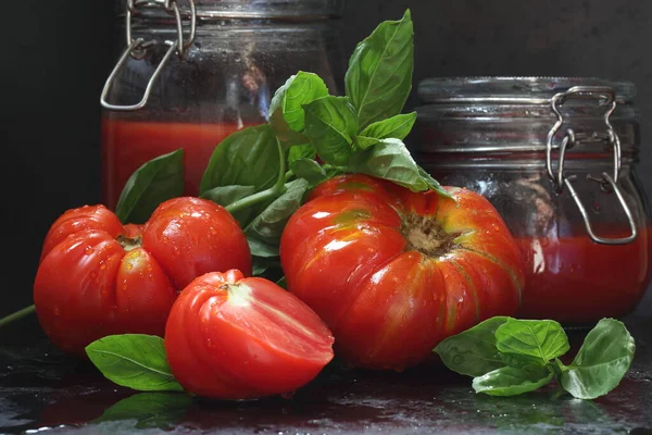 Stilleven Met Tomaten Tomatensap Basilicum Een Zwarte Achtergrond — Stockfoto