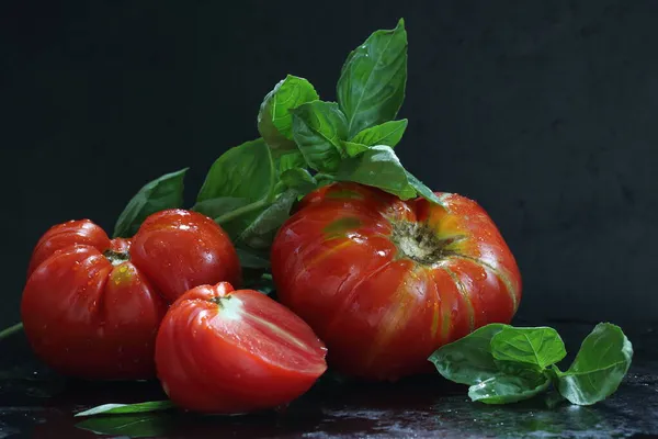 黒を背景にトマト トマトジュース バジルと静物画 — ストック写真