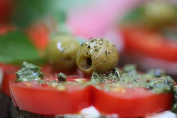 Bruschetta Con Queso Crema Tomates Salsa Pesto — Foto de Stock