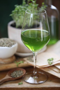 Ahşap arka planda sativa kenevir şarabıyla hayat