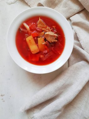 Et, sebze ve fasulyeli domates çorbası. Biftek, sebze ve fasulye..