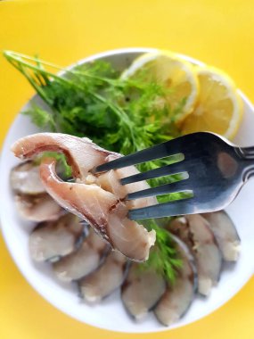 Dereotlu ve limonlu tuzlu ringa balığı.