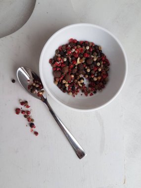 Gri arka planda biber karışımı