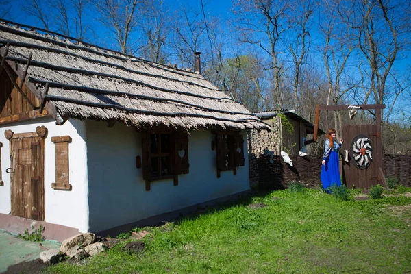 Молодая Женщина Рядом Адоби Хаус — стоковое фото