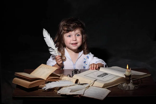 Маленькая Девочка Пишет Письмо Ручкой Чернилами — стоковое фото