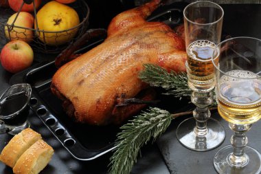 Elmalı ördek, fırında pişmiş.