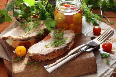 Ahşap arka planda domatesli domuz eti.