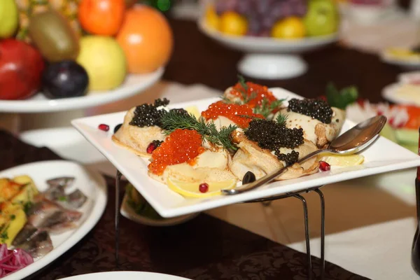 Caviar Vermelho Preto Com Panquecas Mesa Festiva — Fotografia de Stock