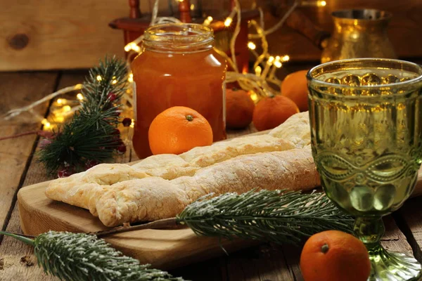 Strudel Con Mele Ciliegie Con Vino Sulla Tavola Festiva — Foto Stock