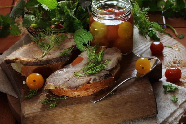 Ahşap arka planda domatesli domuz eti.