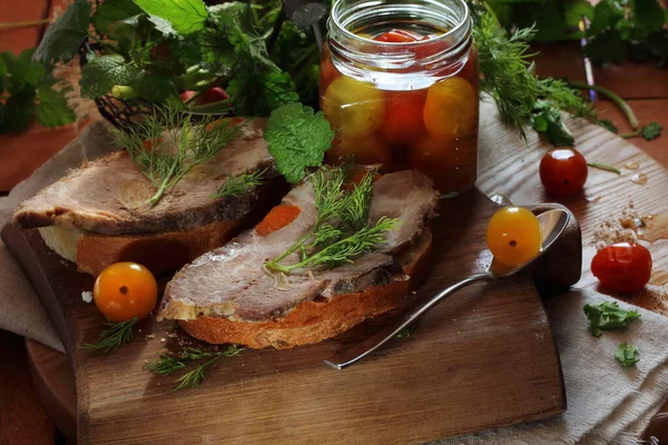 Ahşap arka planda domatesli domuz eti.