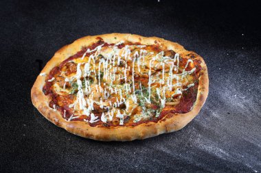 - Pizza. Mantarlı pizza, sosis ve erimiş peynir.