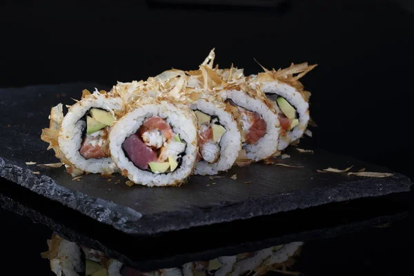 Rouleaux Sushis Sur Fond Noir — Photo