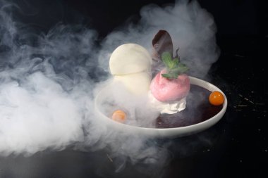 Meyve reçelli ve dondurmalı panna cotta. Tatlı.