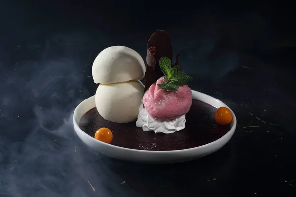 Panna Cotta Dengan Jelly Buah Dan Krim Dessert Stok Gambar Bebas Royalti