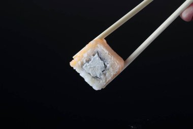 Siyah arka planda rulo ve suşi