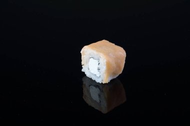 Siyah arka planda rulo ve suşi