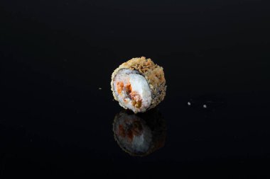 Siyah arka planda rulo ve suşi