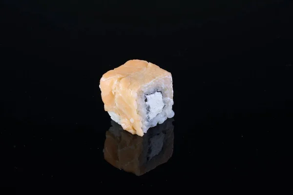 Rolos Sushi Sobre Fundo Preto — Fotografia de Stock