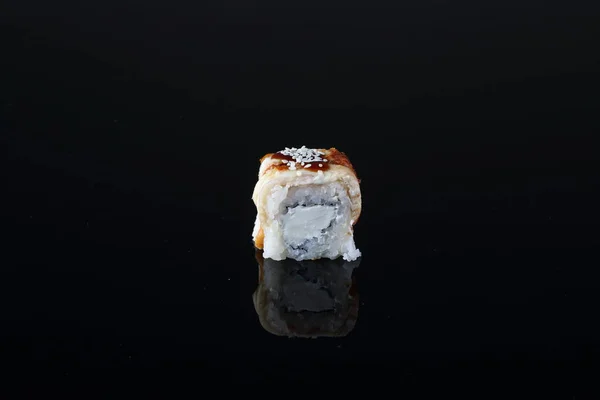 Rolki Sushi Czarnym Tle — Zdjęcie stockowe