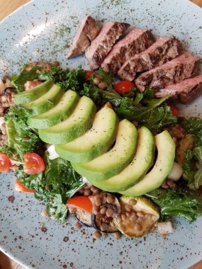 Sebzeli biftek ve avokado.