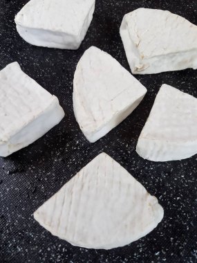 Camembert peyniri siyah arka plan üzerine