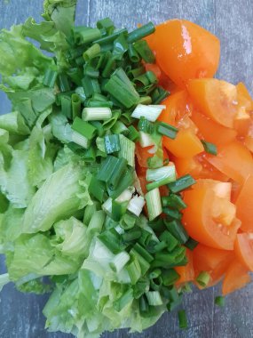 Stomata salatası, yeşil soğan ve marul.