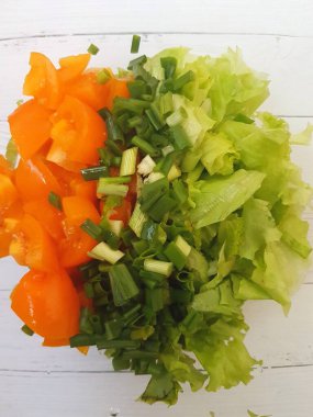 Stomata salatası, yeşil soğan ve marul.