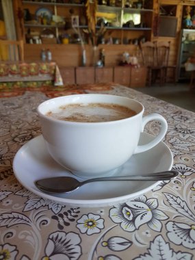Beyaz bir fincan köpüklü kapuçino