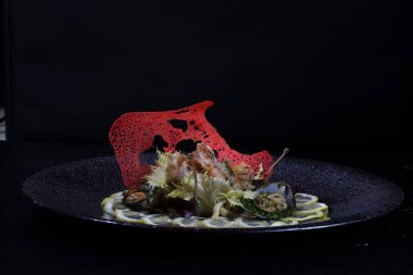 Limonlu midye ve karides. Siyah arka planda deniz ürünleri