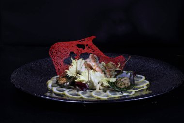Limonlu midye ve karides. Siyah arka planda deniz ürünleri