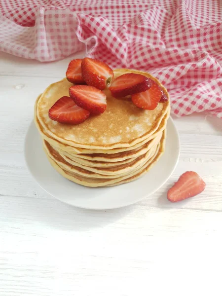 Frühstück Mit Pfannkuchen Und Erdbeeren — Stockfoto