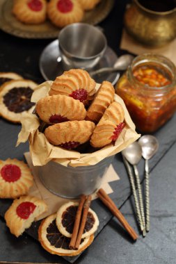 Ahşap arka planda mandalinalı kremalı pasta.