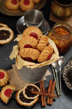 Kova içinde reçelli kurabiye.