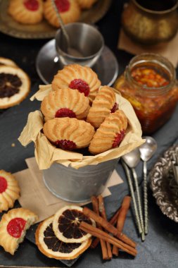 Kova içinde reçelli kurabiye.