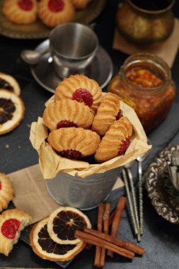 Ahşap arka planda mandalinalı kremalı pasta.