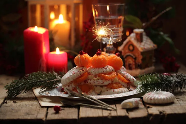 Bolo Merengue Com Tangerinas Fundo Madeira — Fotografia de Stock