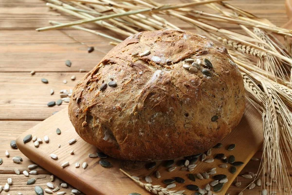 Granenbrood Met Zonnebloem Pompoenpitten Een Houten Tafel Rechtenvrije Stockafbeeldingen